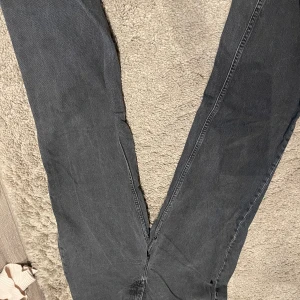 Jeans - Jätte fina och sköna att ha på sig. Använt dem. Lite slitet mellan benen. Men jätte fina och jätte bra passform. Dem är i mörkgrått. Och är i storleken 40