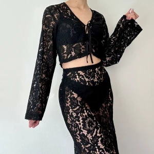 Set i spets från Josefine HJ x Na-kd - Svart set med kjol och topp från Josefine HJ’s kollektion i samarbete med Na-kd. Slutsåld på deras hemsida. Storlej XXS i båda men är stor i storleken och passar perfekt på mig som i vanliga fall bär XS. Aldrig använda, som nya! 