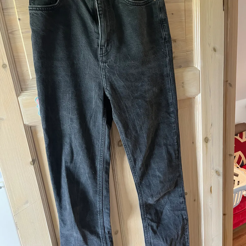 Svarttvättade utsvängda jeans från asos. Lite längre i benen för de som är 175+! 😁 Sitter som en smäck men kommer inte längre till användning då jag har för mycket brallor. Inget tecken på användning. Nytvättade vid köp!🥳. Jeans & Byxor.