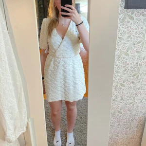 Studentklänning  - Superfin studentklänning från Nelly Aldrig använd, lappen kvar