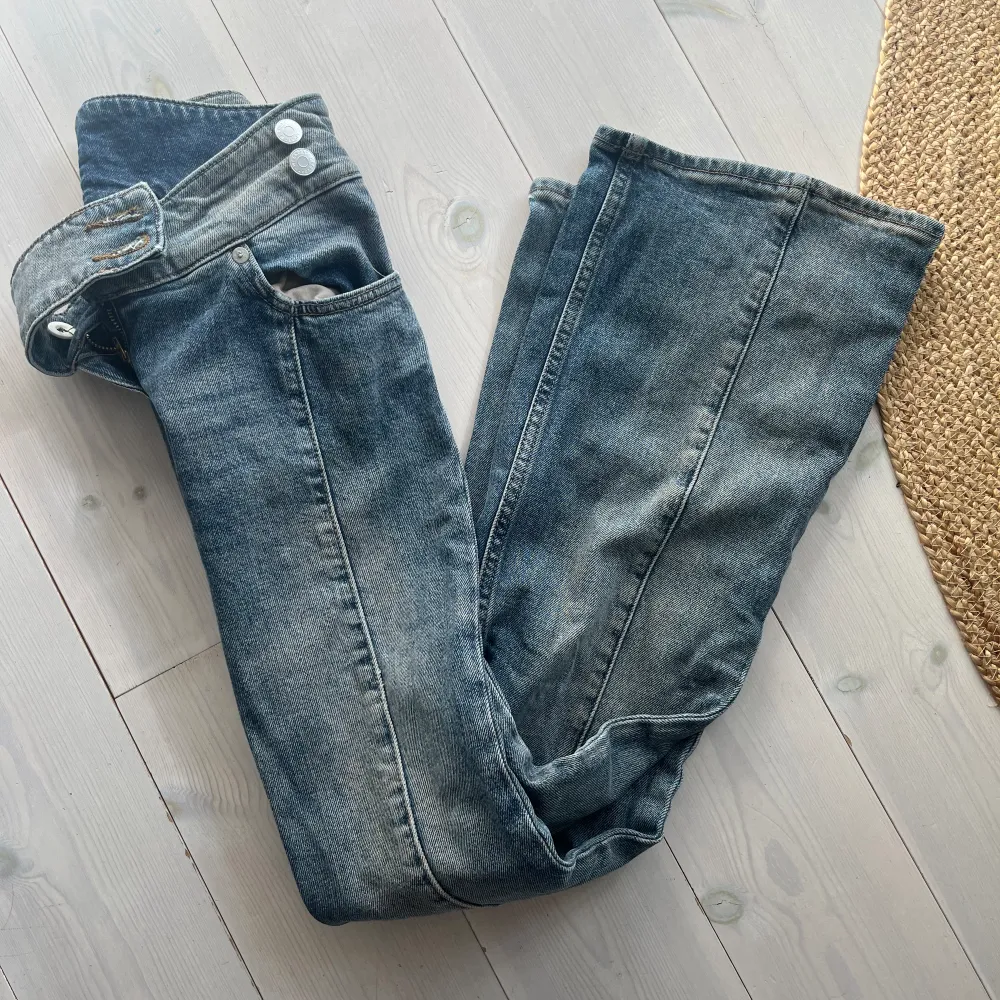 Säljer mina snygga jeans från weekday! Knappen har farit av och har lagats av mig… Men annars i bra skick🌟   . Jeans & Byxor.