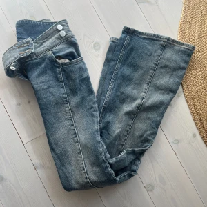 weekday Millenial- bootcat jeans - Säljer mina snygga jeans från weekday! Knappen har farit av och har lagats av mig… Men annars i bra skick🌟   