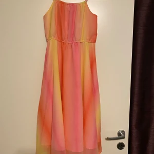 Jättefin klänning strl 140 - Fint skick.  Katt finns i hemmet (allergivänlig ras). Jag är väldigt mån om mina köpare. Skulle du vara missnöjd med ditt köp så ta gärna kontakt med mig innan dåligt omdöme, så har jag en chans att rätta till det.