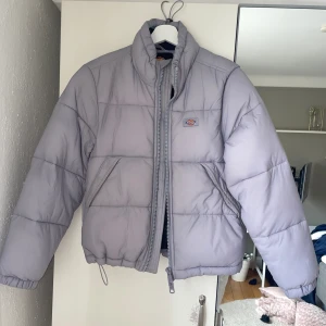 Dickies jacka - Dickies jacka i storlek xs-s Använd fåtal gånger och i nyskick💜
