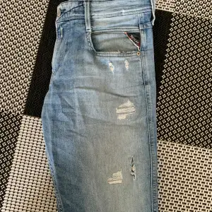 Replay Anbass Riped jeans. Lite ostrukna på bilden men går att fixa vid köp.  Nypris 1499kr mitt pris  549kr. Längd så passar dom 170-190cm Hör gärna av er om ni har frågor eller övrigt 