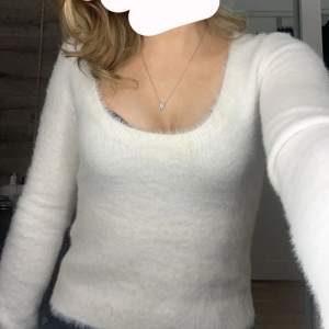 Fin vit stickad/fluffig tröja från H&M.  Den är i storlek xs men passar perfekt på mig som är en S. Som ny. Jag har använt den fåtal gånger och tycker den är fin, säljer eftersom de inte riktigt är min stil🫶🏻