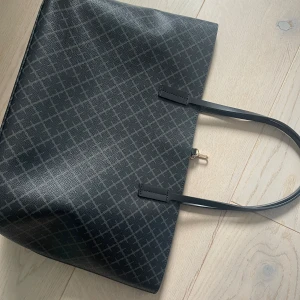 by malene birger abigail väskor  - Nästa nya   Tote bag från By Malene Birger En innerficka Hakspänne upptill Mått: H 28 x B 48 x D 12,5 cm 