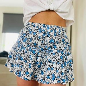 Kjol från zara - Kjol från Zara med insydda shorts. Aldrig använd, Xs.