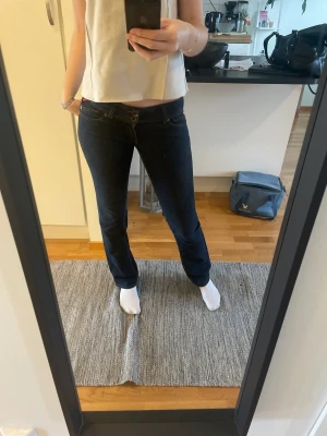 Low waist jeans - Säljer dessa jenas pågrund av ej kommer till användning. Skriv för fler bilder😇