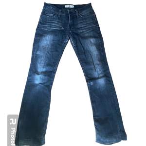 mörkgrå/svarta bootcut jeans som passar st 36, det står ingen storlek i byxorna. jeansen är köpta secondhand, är därför slitna på ett snyggt sätt. mått: midja 37cm höft 46cm midja till grenen 21cm knä 18cm bredd längst ner 21cm innerbenslängd 76-80cm