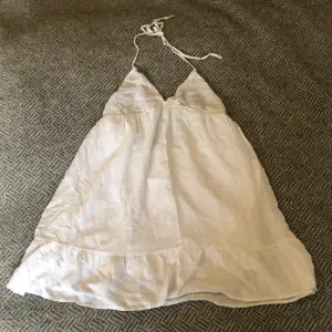 Kort vit klänning från pull&bear med öppen rygg. Helt oanvänd, storlek L. Stretchigt material!