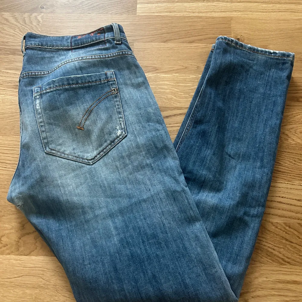 Ett par riktigt schyssta Dondup Jeans, modell George, modellen är skinny fit men sitter ganska löst så skulle säga att det är regular fit. Skick 8/10. Storlek 34, passar väldigt bra för någon som är runt 1,75-1,80.. Jeans & Byxor.