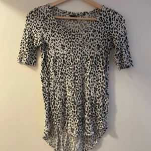 Leopardtopp -  Använt men bra skick .