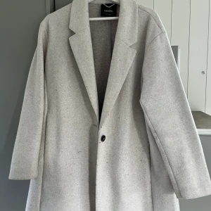 Kappa - Säljer denna kappa från pull and bear