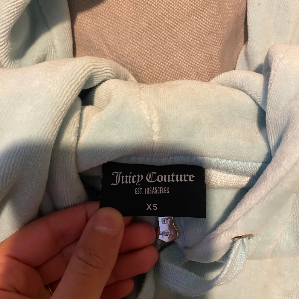 Säljer juicy couture settet, lite smuts på byxan men försvinner med tvätt, använd ett par gånger. Köpte för 2500 kr. Tröjan är XS byxan är S. Inga defekter.. Hoodies.