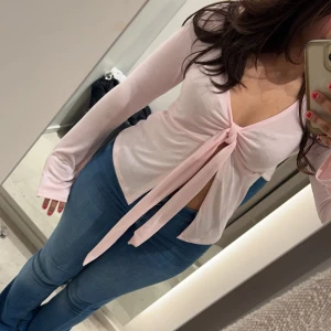 Söt rosa tröja - Säljer denna snygga tröja, lite nopprig men fortfarande fin! Köptes för 300kr ☺️☺️storlek S 