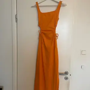 Snygg maxi klänning från Chiquelle. Har två cutouts på sidorna som går att justera och har en slits vid benet❣️