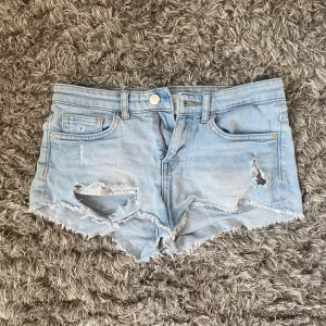 Lågmidjade jeans shorts  - Lågmidjade jeansshorts, köpta på plick men inga defekter. Storlek 32 men passar en strl 34. Har även tre lågmidjade jeans uppe på min profil så kolla gärna in dem💕