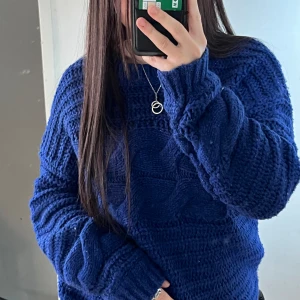 Stickad tröja - Super fin och mysig stickad tröja från pimkie. Lite nopprig men inget man tänker på när man har på sig den. Vet inte vilken storlek men skulle gissa xs-s