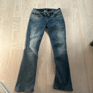 Ltb jeans lågmidajde - Säljer dom här jätte fina jeansen som är väldigt populära nu! De är i ganska nyskick och köpta för 915kr säljer för  390 pris kan diskuteras vid snabb affär💕 strl 36 men de är lite mindre men väldigt töjbara passar 34💋💋