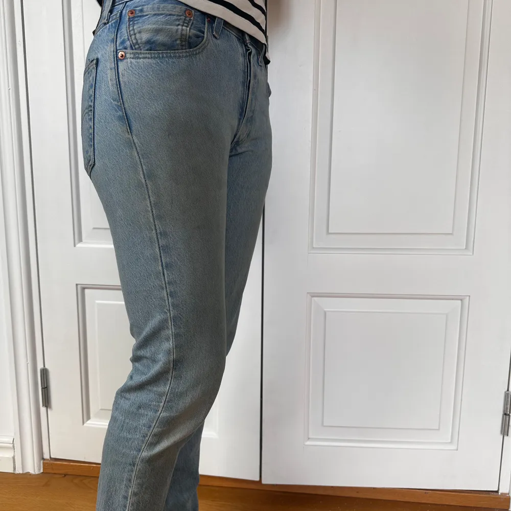Klassiska Levis jeans i modellen 501🙌 använda varsamt och fåtal gånger! Nypris på dessa ligger på runt 1100 men jag säljer för endast 400🙏 hör av dig om du har fler frågor eller behöver fler bilder!! Storlek 28 30☺️. Jeans & Byxor.