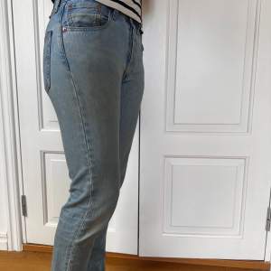 Klassiska Levis jeans i modellen 501🙌 använda varsamt och fåtal gånger! Nypris på dessa ligger på runt 1100 men jag säljer för endast 400🙏 hör av dig om du har fler frågor eller behöver fler bilder!! Storlek 28 30☺️