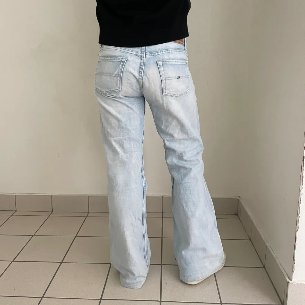 Lågmidjade bootcut jeans från Tommy Hilfiger! Midjemått 37cm tvärs över, innerbenslängd 71cm. Jeans & Byxor.