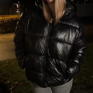 Lack jacka - Knappt använd (inga skador)  Pris kan ändras! Storleken är faktiskt i xxs men mer som S (väldigt stor i storleken därför i xxs)