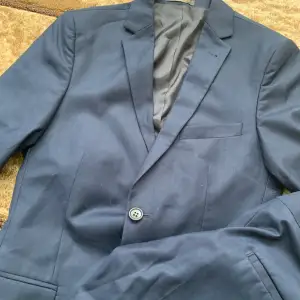 Navy blue kostym storlek för barn 11-14 Size 42 drop 6 överdelen  Byxorna size 42 drop 6  Köpte från Johnelss 
