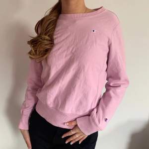 Sweatshirt i rosa från Champions, modellen är 172cm storlek S/M 🎀