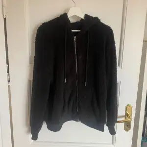 Säljer denna svarta lurviga hoodie med dragkedja. Den är köpt från Shein för nått år sedan och inte använd så mycket. Säljer för att jag inte använder den längre. Köparen står för frakten och priset går självklart att diskutera. 