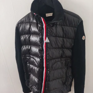 Moncler Cardigan - Unik Moncler Tricolour Cardigan. Den har 2 olika zip, en visar Moncler "flaggan" och den andra inte. Storlek XL MEN passar storlek L. NFC tag och QR-kod scannar till code.moncler.com. Fick den som present men passar inte mig. Osäker på autenticitet.