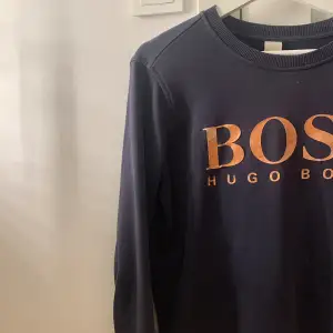 Hugo boss tröja men märket har låsnat lite därav priset 