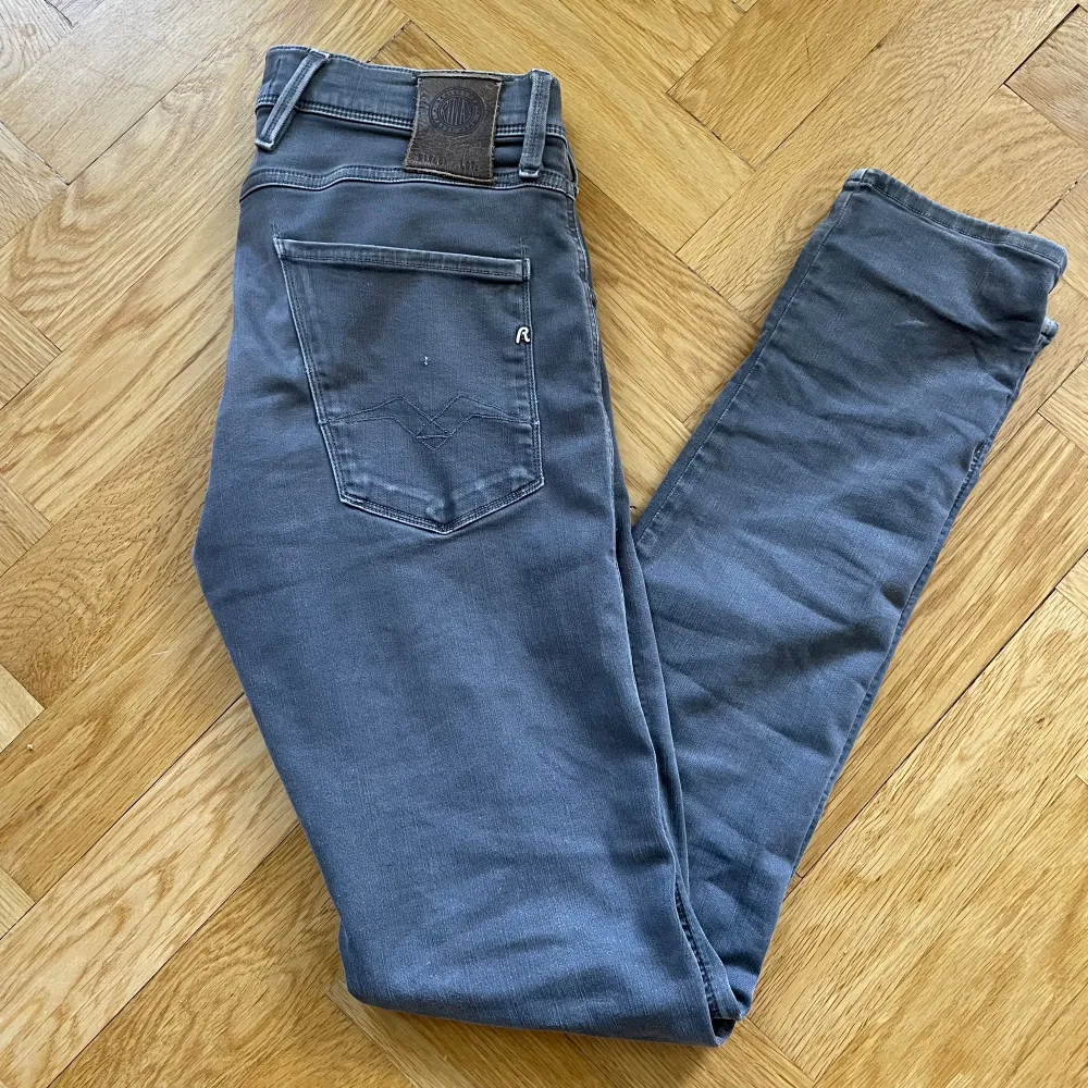 Ett par riktigt snygga replay jeans av modellen anbass storlek 31 34 i fint skick. Nypris ligger på 1699 kr mitt pris 349 kr pris kan diskuteras, hör av er vid frågor. Jeans & Byxor.