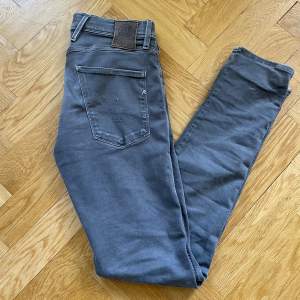 Ett par riktigt snygga replay jeans av modellen anbass storlek 31 34 i fint skick. Nypris ligger på 1699 kr mitt pris 349 kr pris kan diskuteras, hör av er vid frågor