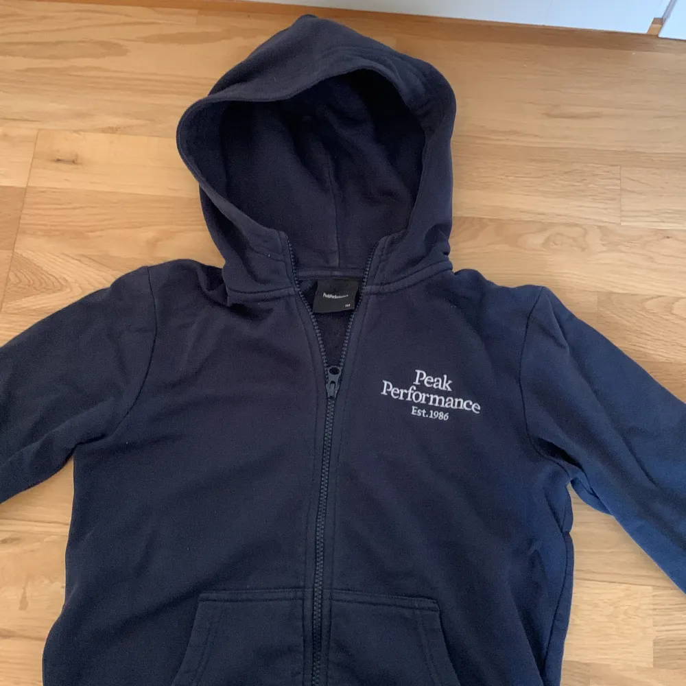 Peak performance långärmad hoodie med dragkedja. Blå stl 150. Hoodies.