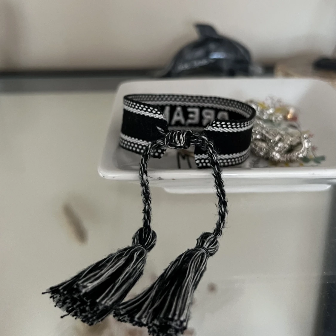 GULLIGT SVART ARMBAND - 90