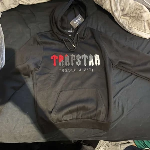Trapstar kläder - Hej, hjälper en vän sälja sina trapstar tshirts och hoodies. Allt är i 10/10 i skick och är i storlek S. Säljer hoodies för 1300kr styck och tshirts för 800 kr styck. Möts i Nyköping och Stockholm. 