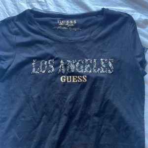 Svart guess t -shirt  - Helt ny knappt använd jätte fin med lite glittriga detaljer