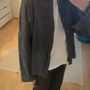 Säljer min fina å trendiga jeansjacka från zara. Jätte snygg speciellt till våren p passar me allt. Köpt för 500. Sitter fint oversized på mig som vanligen e s/m