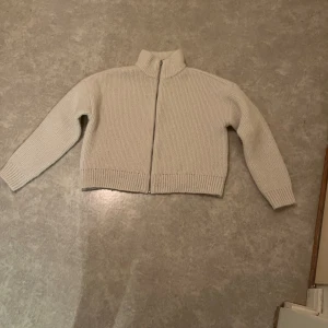 Kofta från veromoda - Helt ny bara provad. Säljs då den inte kommer till användning. Nypris 499. I stl xs