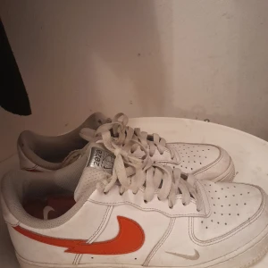 Airforce - Helt okej skick. Använts ett par gånger men kommer ej i användning längre, sulan är röd då jag har lagt in en röd sula istället. Säljer för låg pris så priset kan diskuteras.