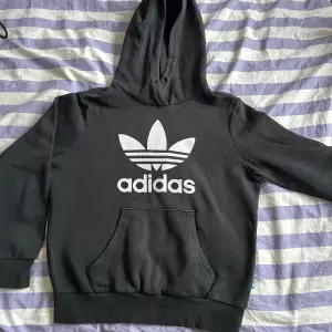 Säljer åt min bror då han växt ur. Adidias hoodie i storlek 38, typ M (barn). Bra skick men snöre saknas därav lite längre pris. Går säkert att sätta dit eget snöre. Säljs för 70kr