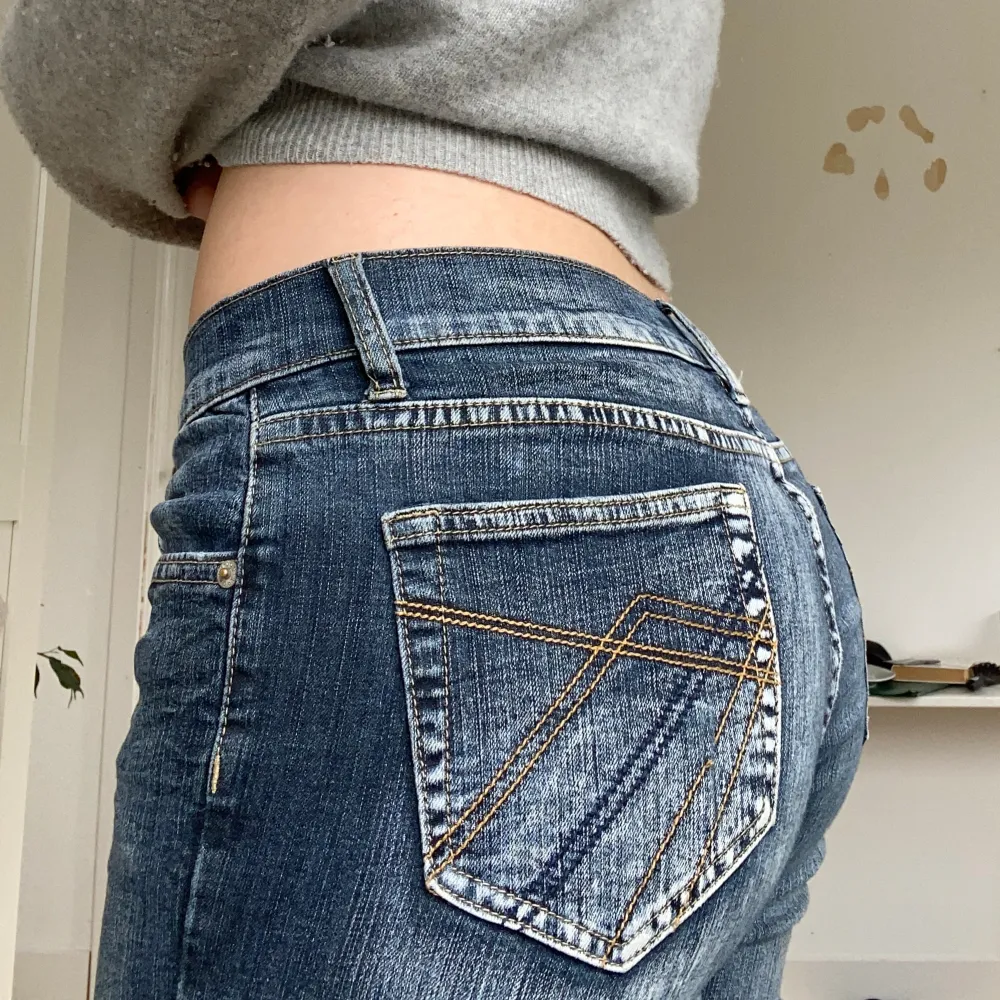 Låga bootcut jeans med snygga bakfickor💓 Strorlek 35, men de är väldigt stretchiga så passar nog S-M! Bra i längden på mig som är 173.  Hör av dig vid frågor!!. Jeans & Byxor.
