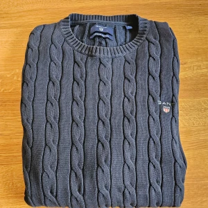 Stickad tröja Gant - Storlek S.  Jag säljer min Gant-tröja eftersom jag har växt ur den. Den är i mycket gott skick och det finns inga skador eller fläckar på den.