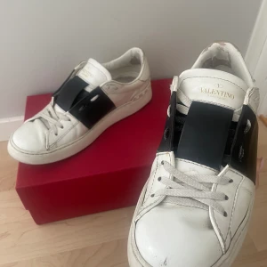 Valentino skor - Säljer dessa äkta Valentinoskor i storlek 38. Är använda och har lite märken på sig men annars fina. Säljer pga ingen användning längre. Lägger även med extra skosnören som dock är smutsiga så det är om man själv vill rengöra dem