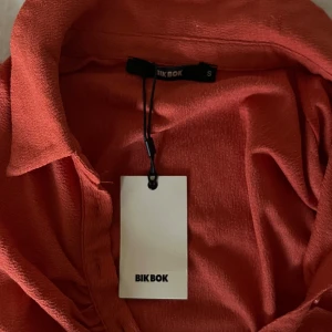 Klänning  - Oanvänd klänning från BikBok.  Lämna gärna prisförslag 