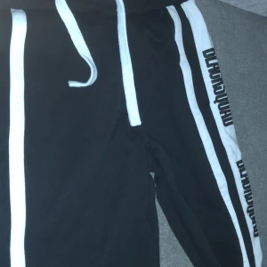 Svart vita byxor nya och snygga  - Storlek XS jätte snygga köp nu