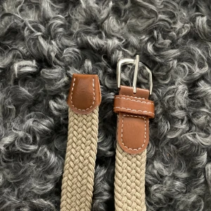 Stilrent och klassiskt bälte! - Tjena! Ett skönt och klassiskt bälte perfekt nu till vår/sommar! Tveka inte höra av dig vid frågor!