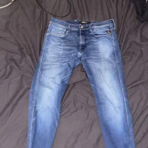 Säljer mina replay jeans Det står storlek 33w 34l men dem har krympt lite grann Säljer dem för jag inte gillat färgen Inga defekter annars 